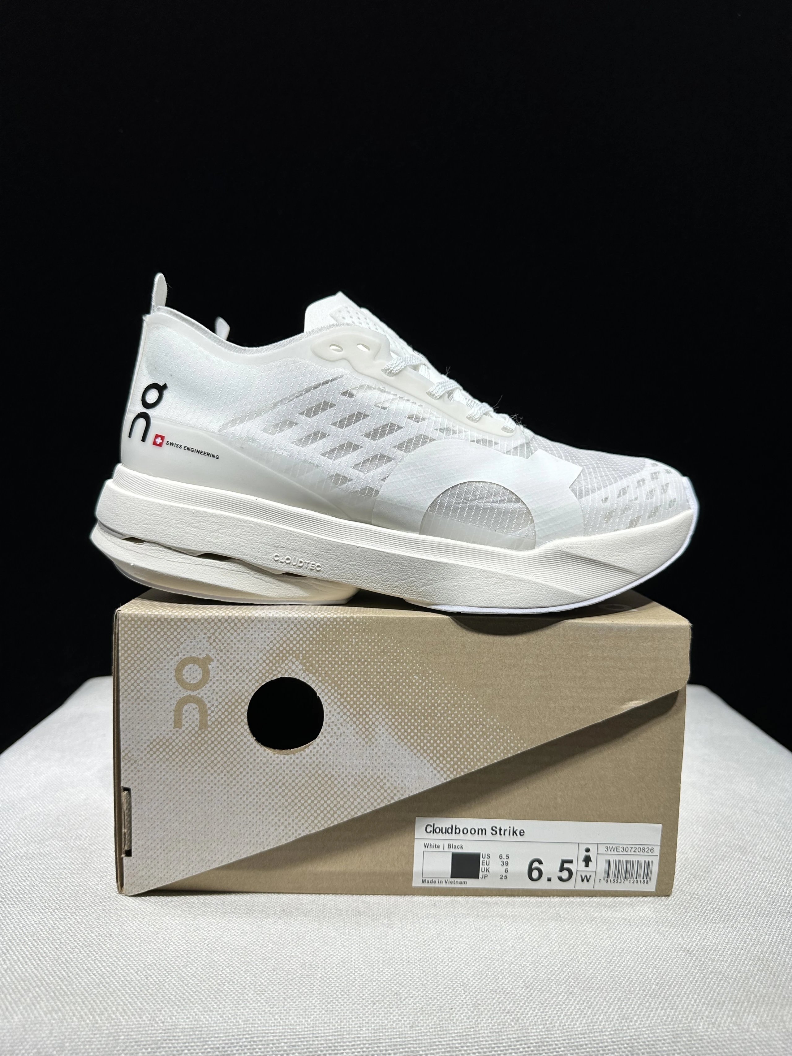 On Sneakers Cloudboom Strike — 8