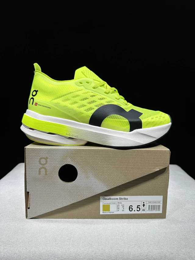 On Sneakers Cloudboom Strike product detail image 63
