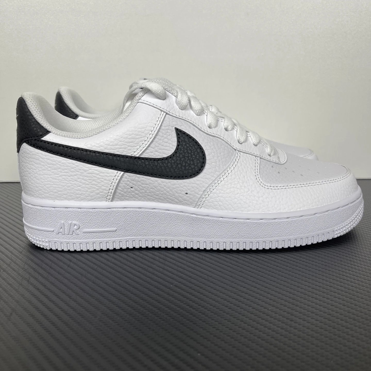 White Black Pebbled Leather（CT2302-100）