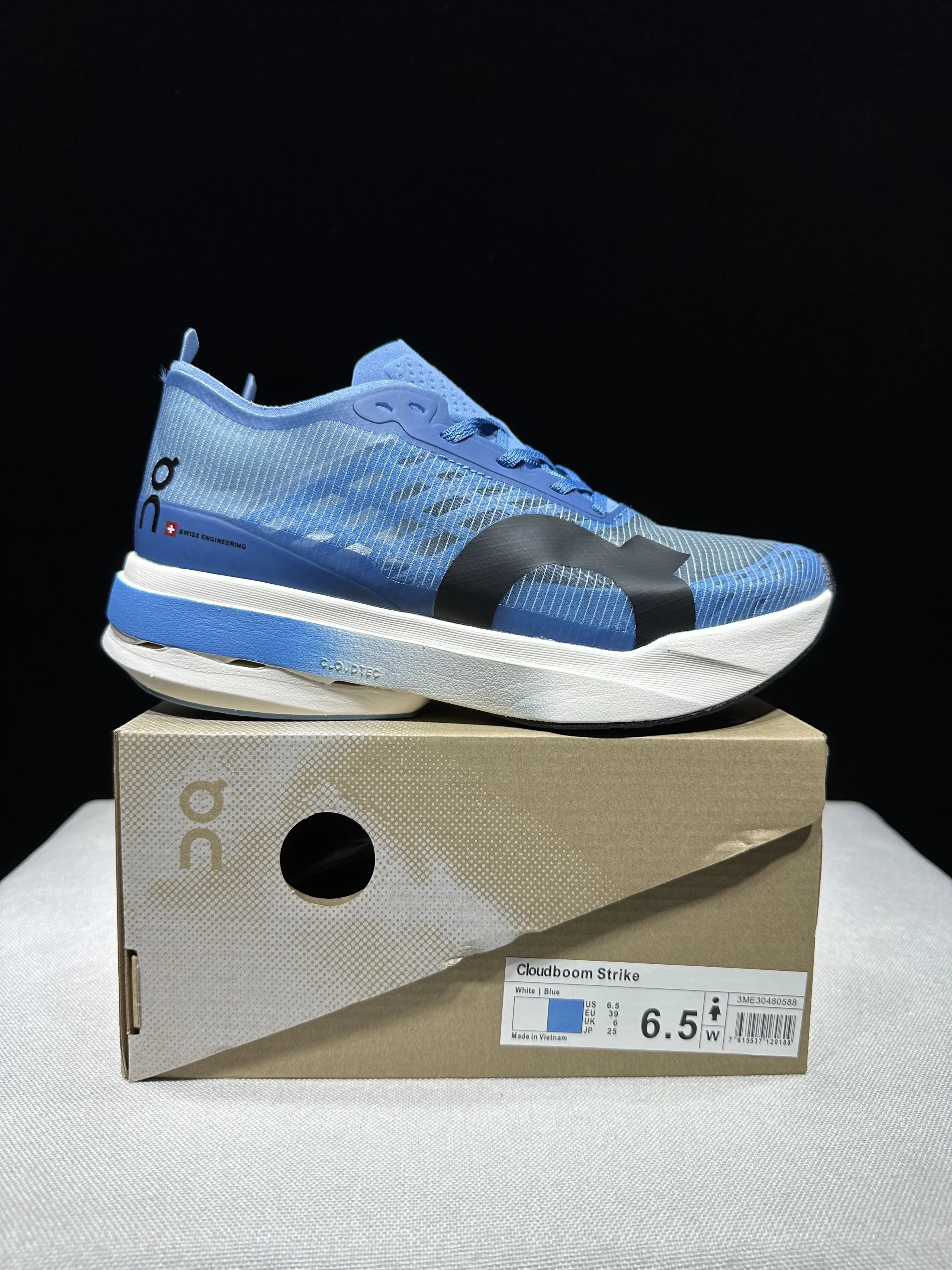 On Sneakers Cloudboom Strike — 4