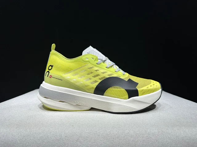 On Sneakers Cloudboom Strike product detail image 40