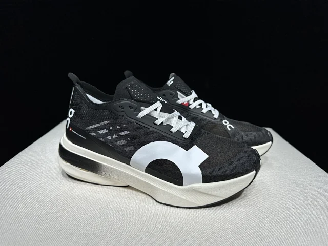On Sneakers Cloudboom Strike product detail image 85