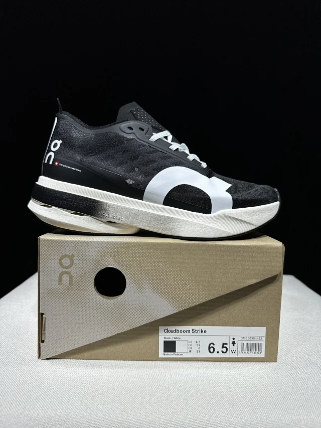 On Sneakers Cloudboom Strike product detail image 90