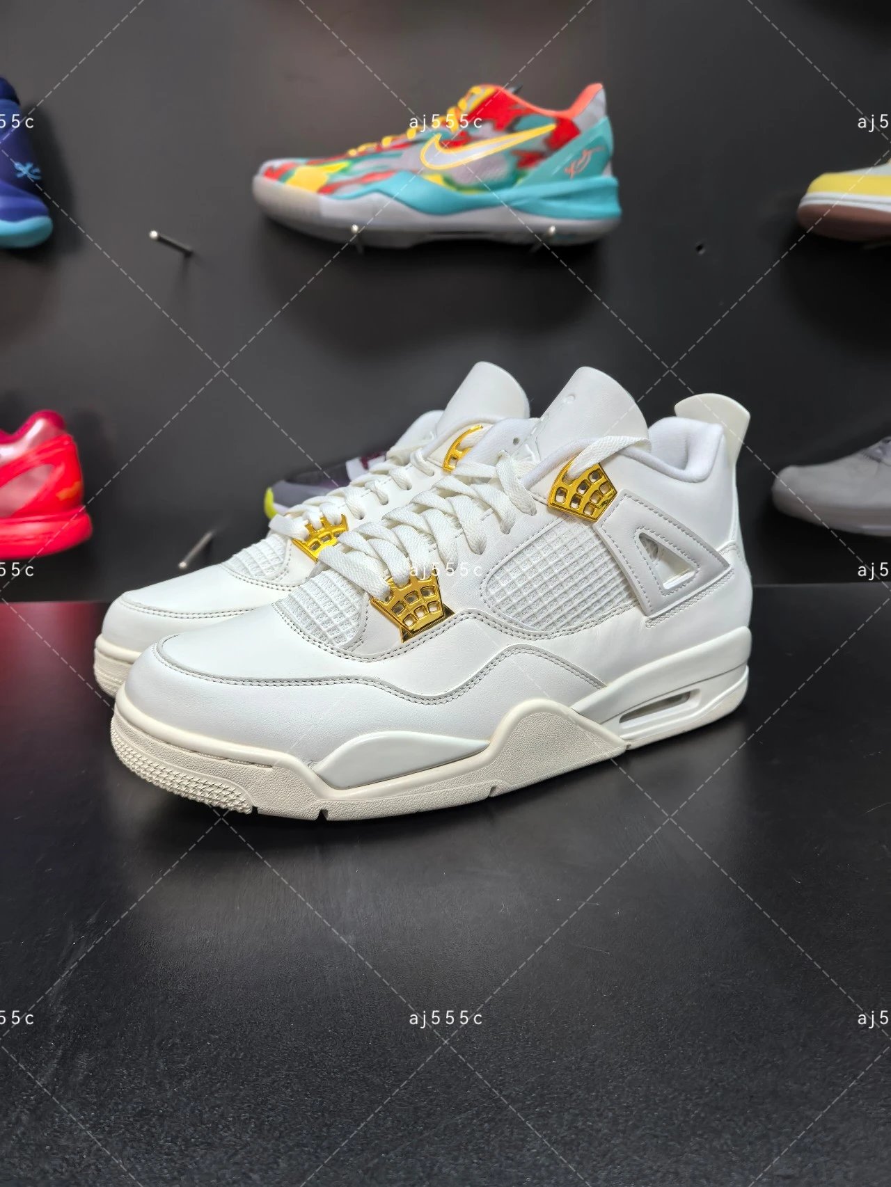 AJ4 Metallic White AQ9129-170