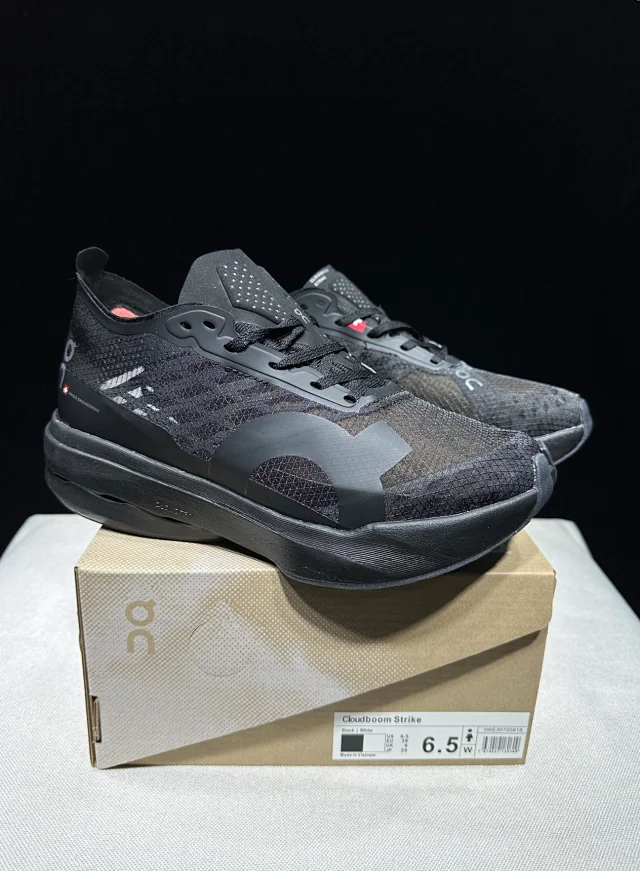On Sneakers Cloudboom Strike product detail image 20