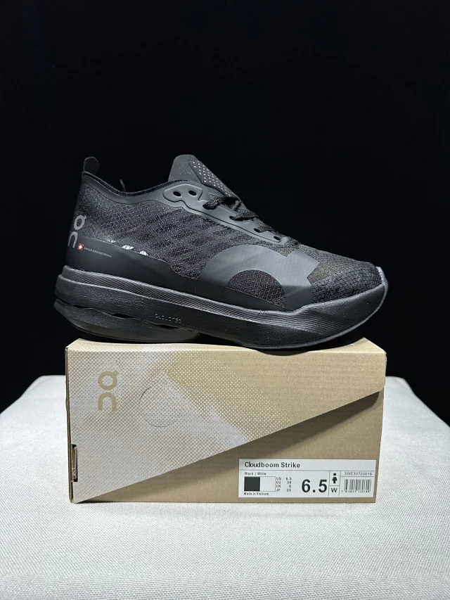 On Sneakers Cloudboom Strike product detail image 28