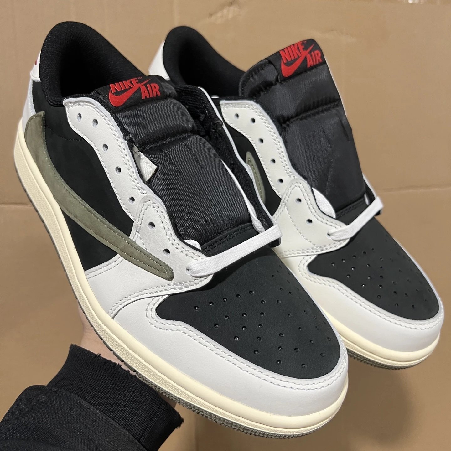 AJ1 Low-Top Black and Olive DZ4137-106 SKU image