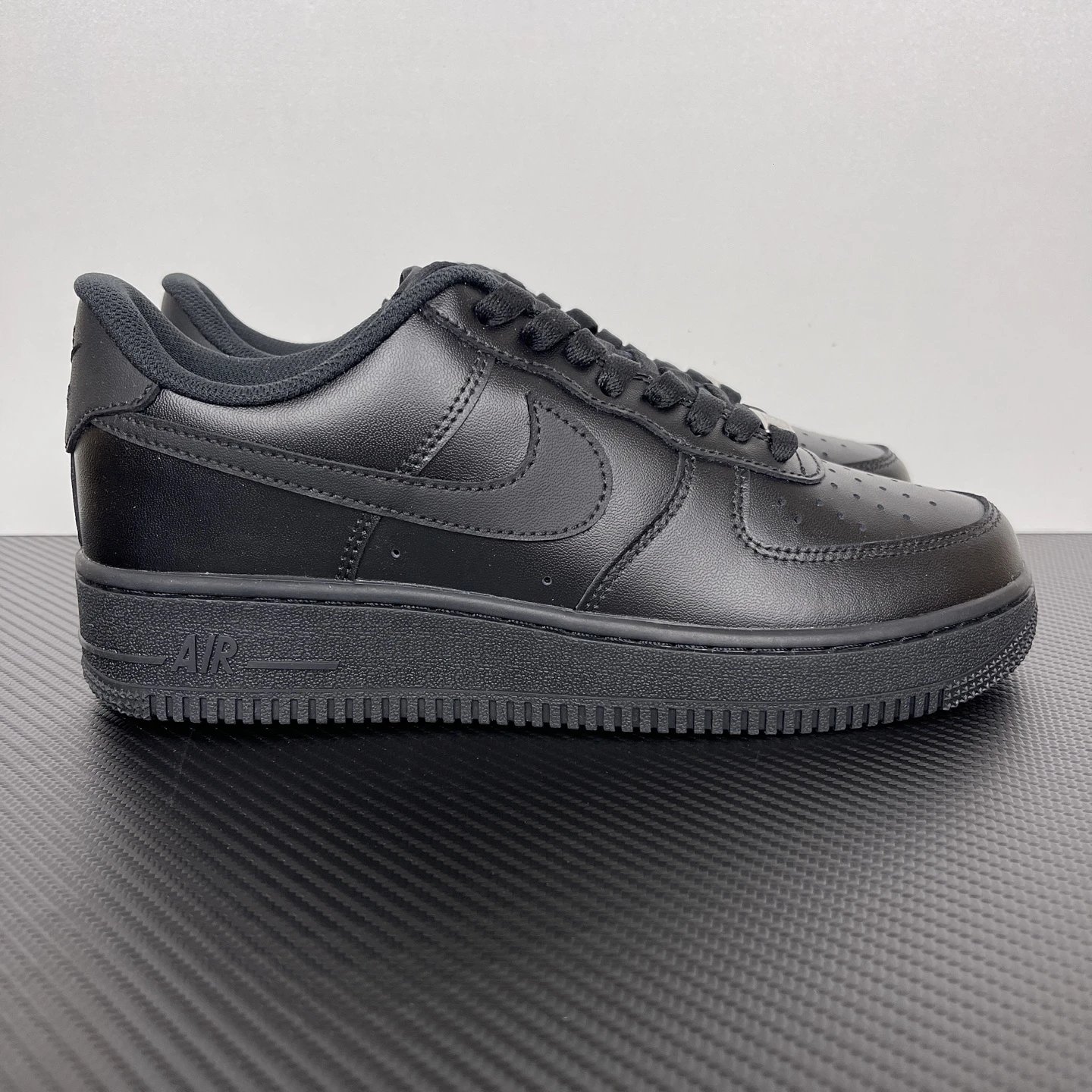 AF-1 纯黑低帮CW2288-001