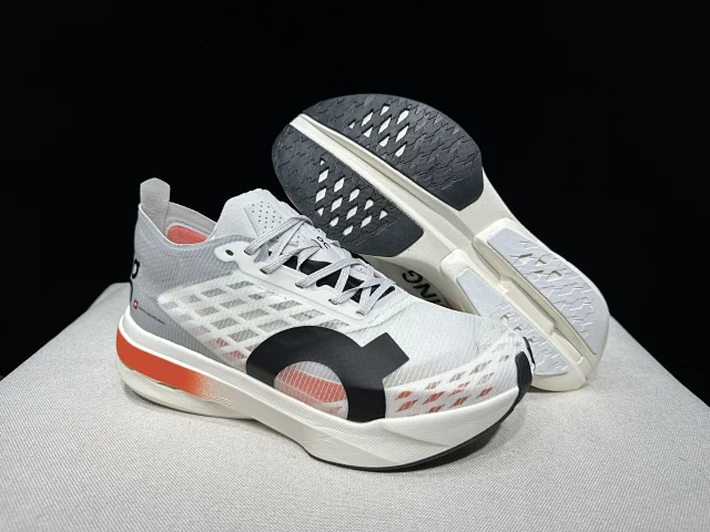 On Sneakers Cloudboom Strike product detail image 15