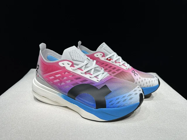 On Sneakers Cloudboom Strike product detail image 94