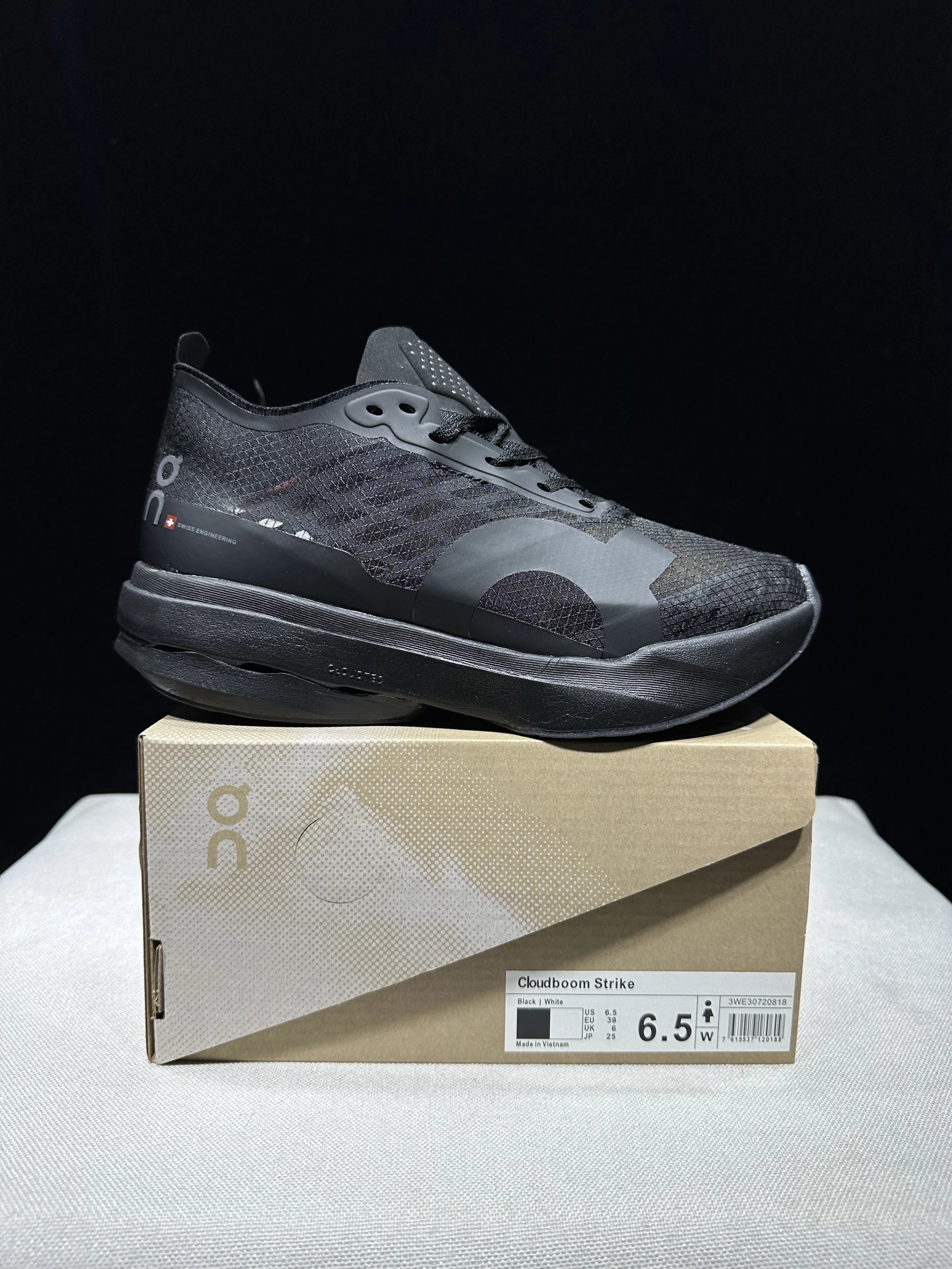 On Sneakers Cloudboom Strike — 9