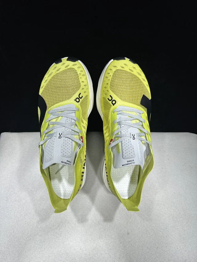 On Sneakers Cloudboom Strike product detail image 43