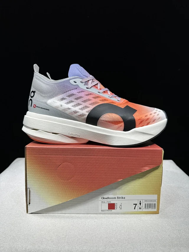 On Sneakers Cloudboom Strike product detail image 9