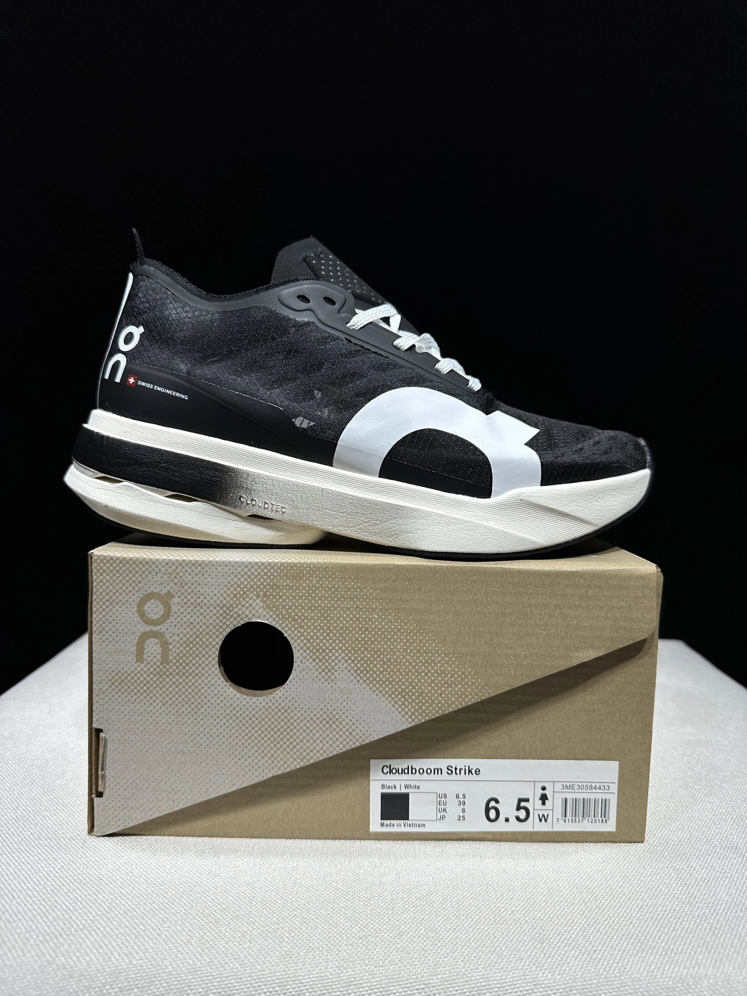 On Sneakers Cloudboom Strike — 2