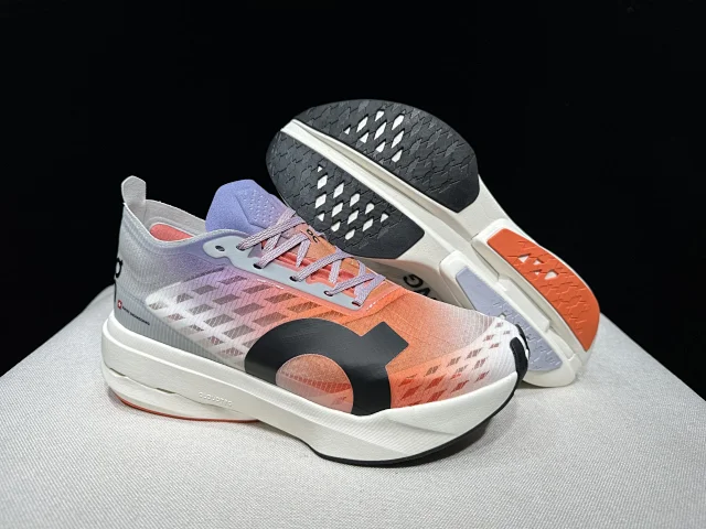 On Sneakers Cloudboom Strike product detail image 5