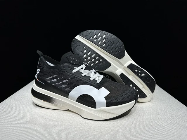 On Sneakers Cloudboom Strike product detail image 86