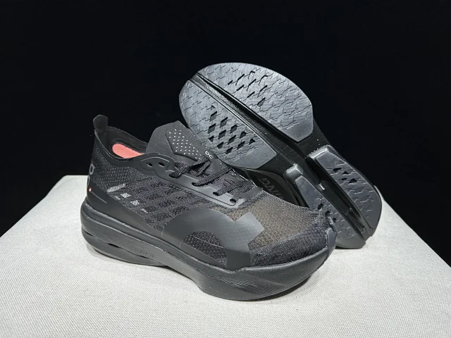 On Sneakers Cloudboom Strike product detail image 25
