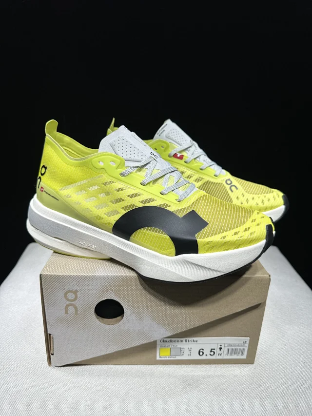 On Sneakers Cloudboom Strike product detail image 45