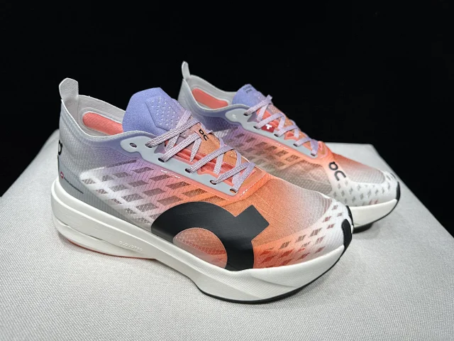 On Sneakers Cloudboom Strike product detail image 4