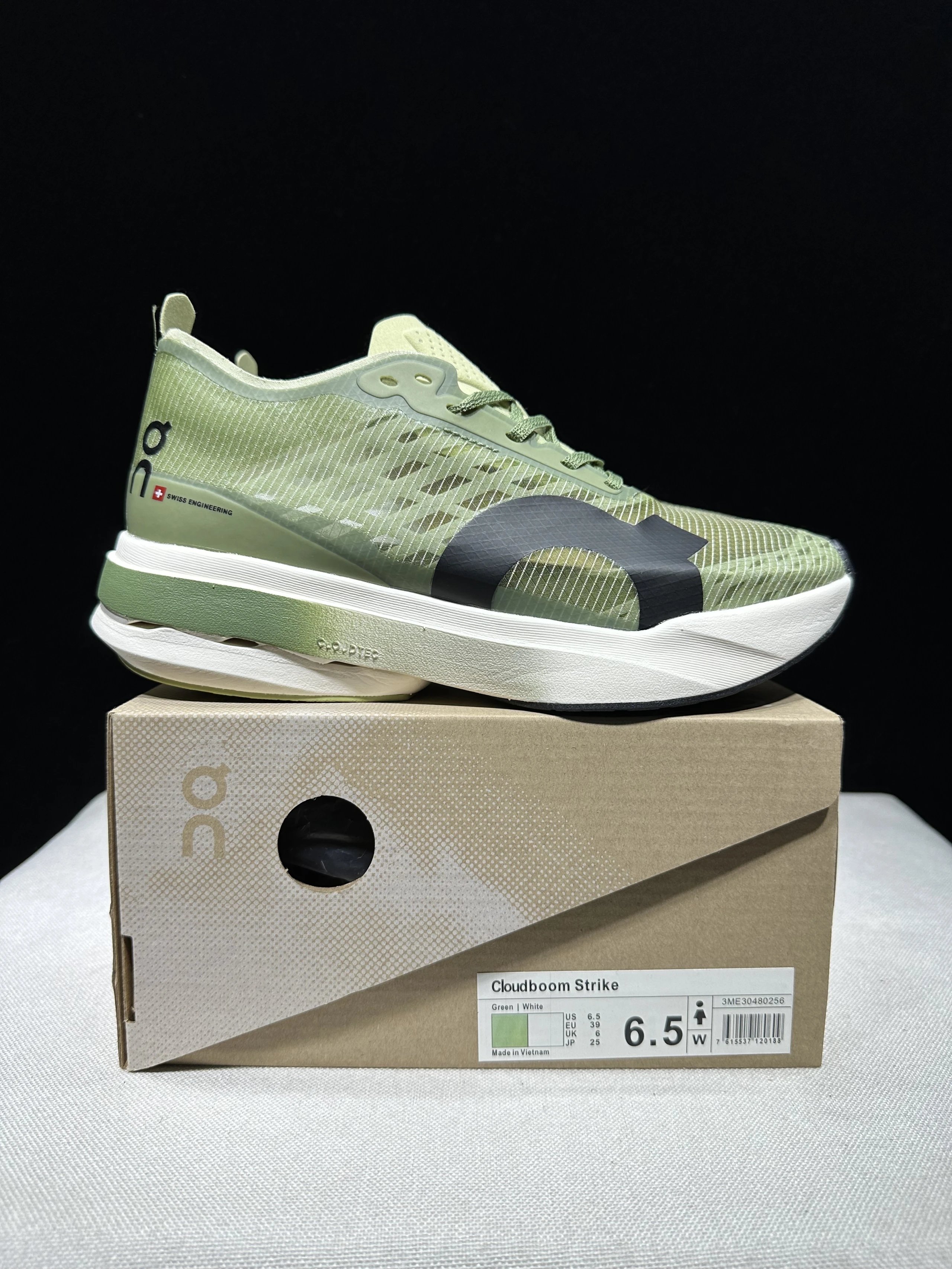 On Sneakers Cloudboom Strike — 6