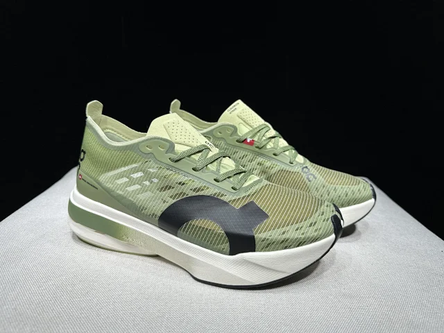 On Sneakers Cloudboom Strike product detail image 49
