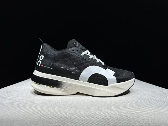 On Sneakers Cloudboom Strike product detail image 84