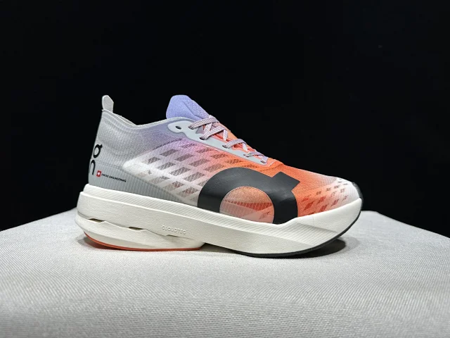 On Sneakers Cloudboom Strike product detail image 3