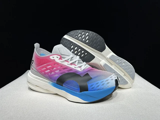 On Sneakers Cloudboom Strike product detail image 95