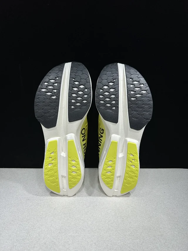 On Sneakers Cloudboom Strike product detail image 38