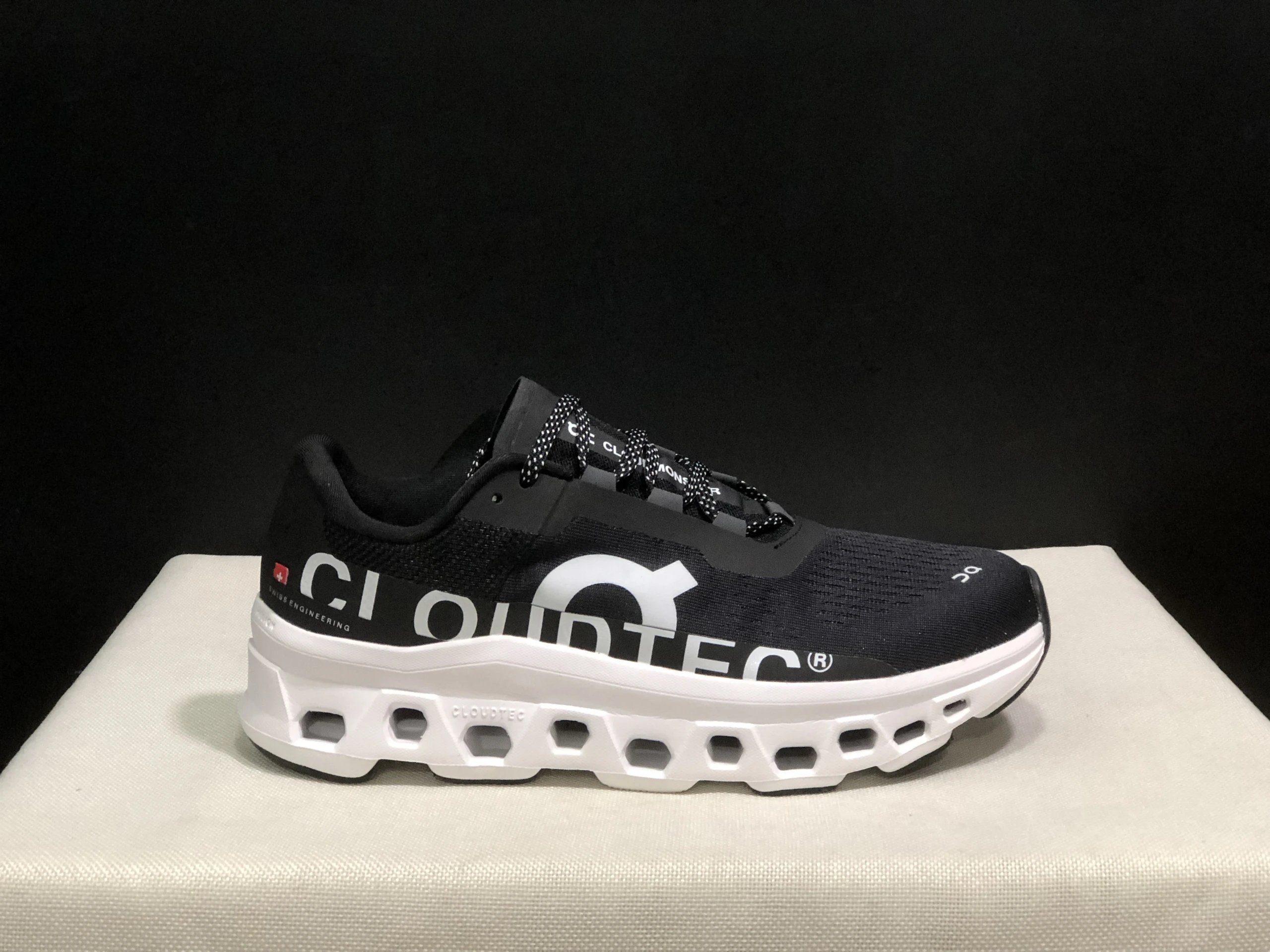 On Sneakers Cloudmonster — ON Monster Black and White 61.99026