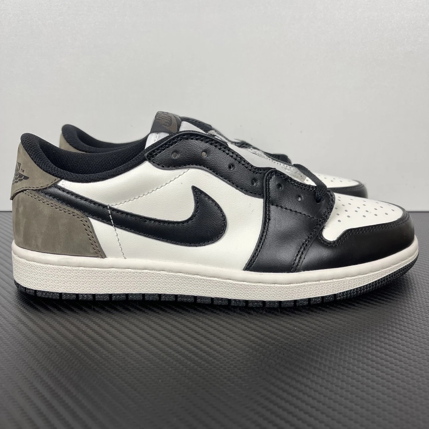 AJ1 Low OG Mocha CZ0790-102 SKU image