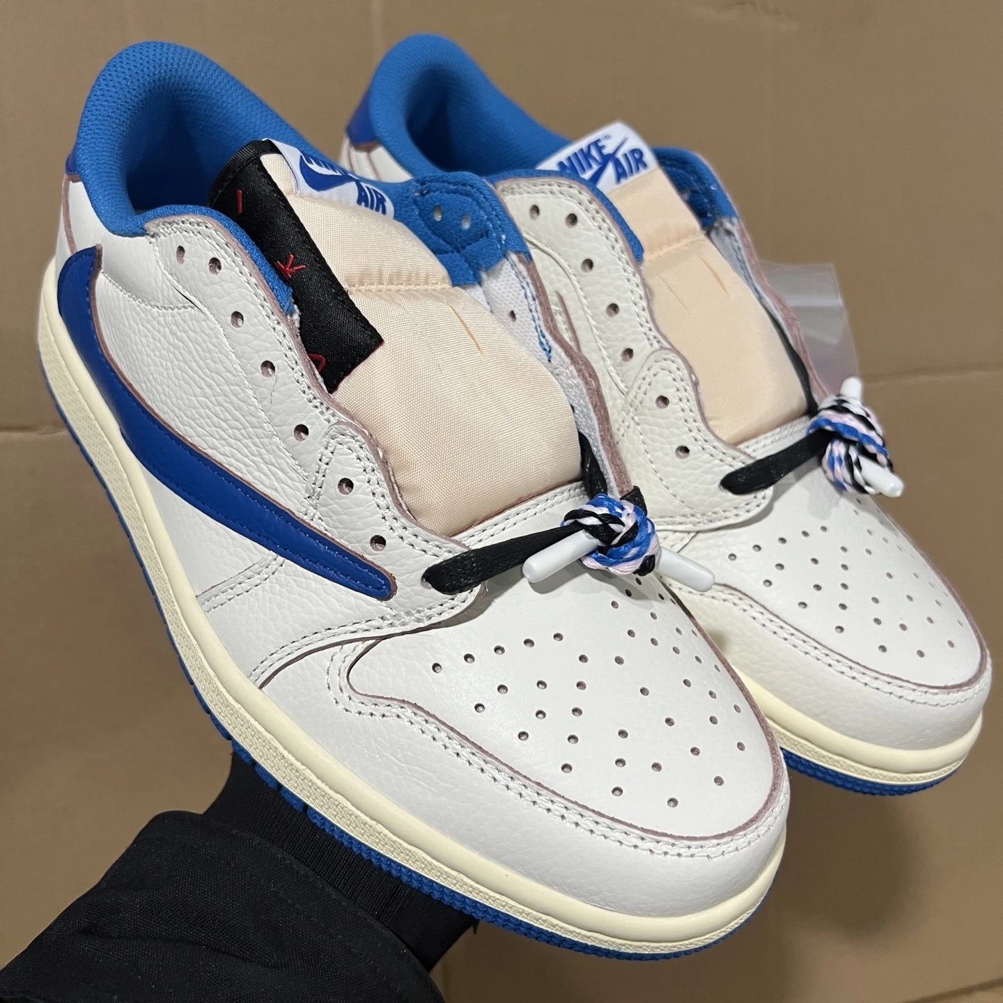 AJ1 Low-Top White and Blue Reverse Dunk DM7866-104 SKU image