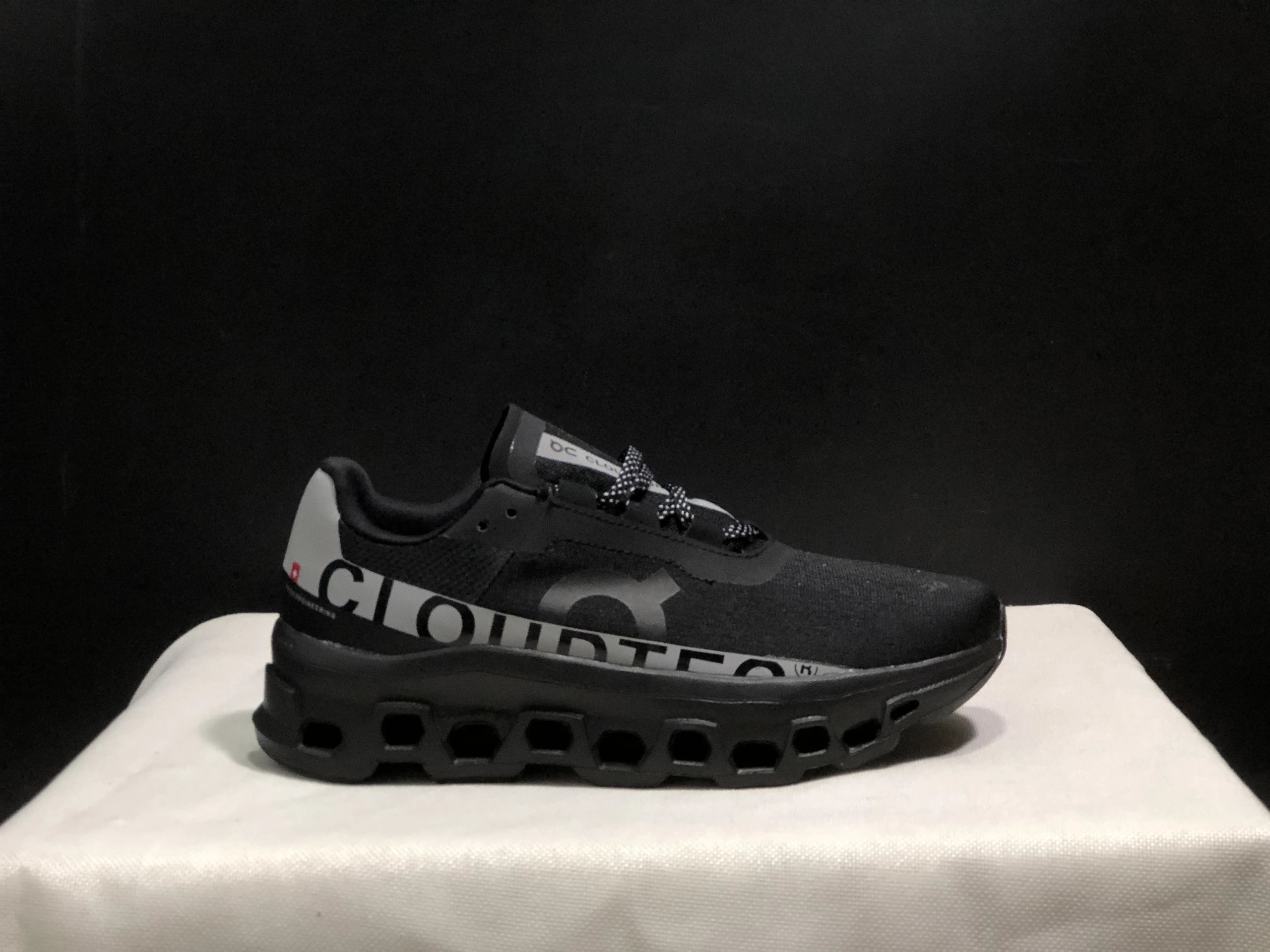 On Sneakers Cloudmonster — ON Monster Black Silver 40.99706