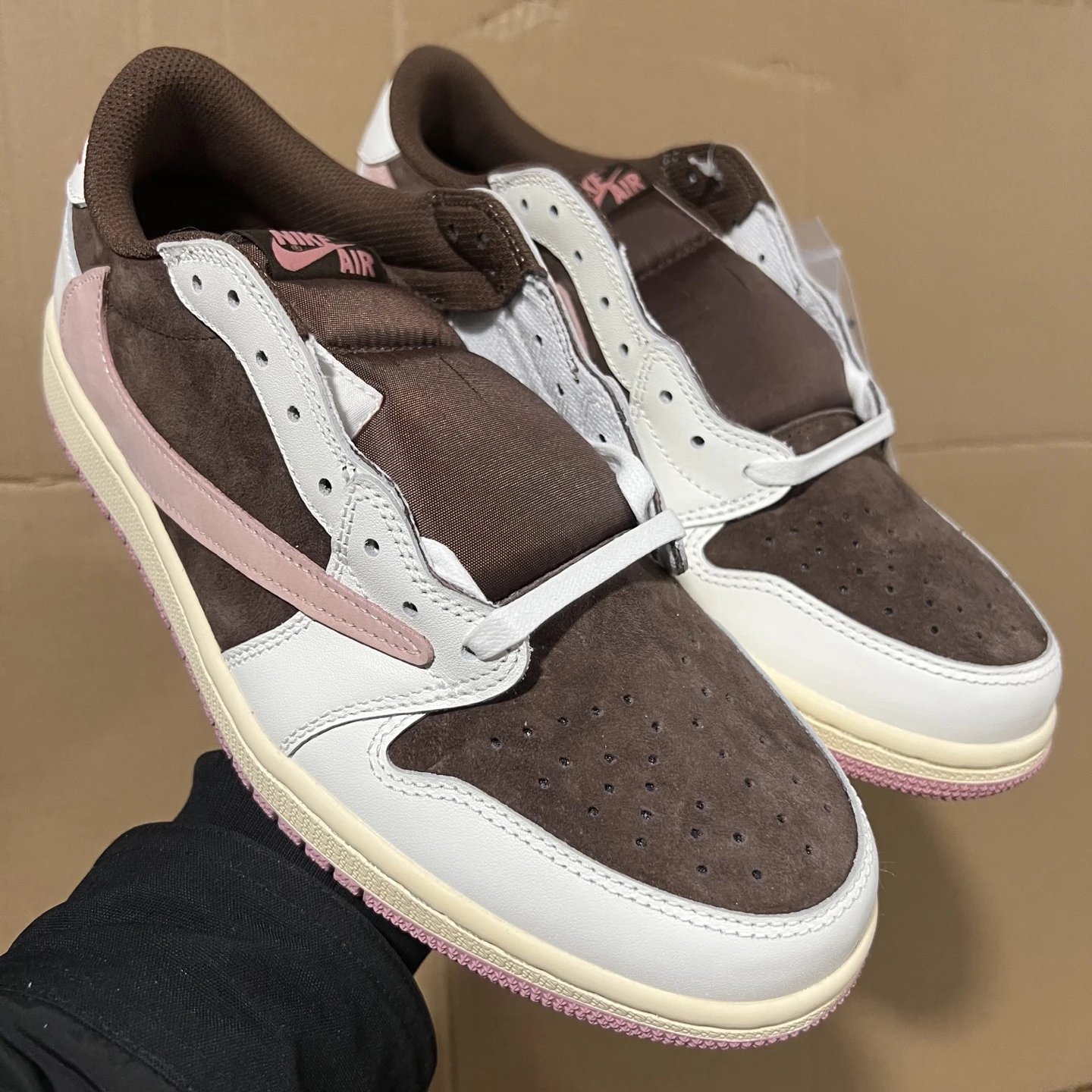 AJ1 Low-Top Brown and Pink Reverse Swoosh DZ4137-206 SKU image