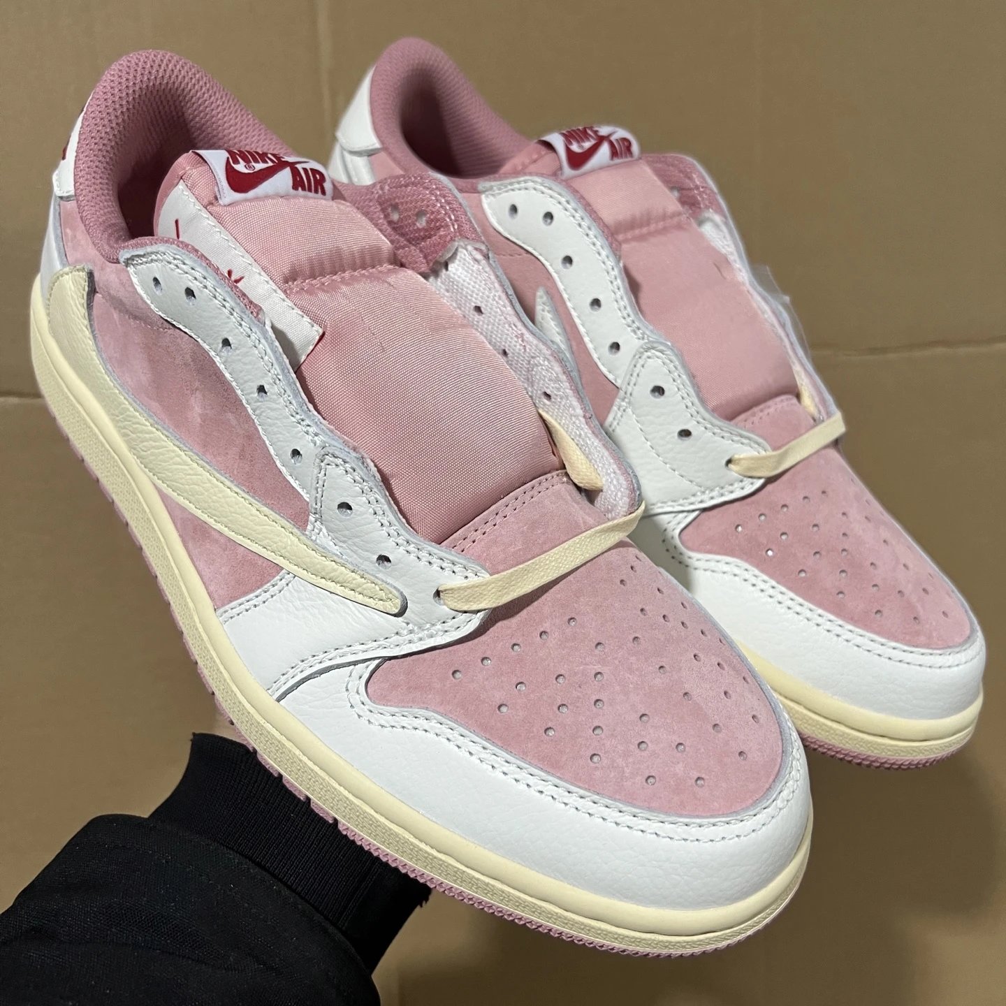 AJ1 Low-Top White and Pink Reverse Swoosh DM7866-600 SKU image