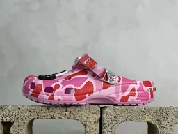 thumbnail for Bape x crocs classic clog卡骆驰 Classic clog 迷彩印花 舒适百搭 洞洞鞋 猿人头联名 自带配件