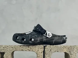thumbnail for Bape x crocs classic clog卡骆驰 Classic clog 迷彩印花 舒适百搭 洞洞鞋 猿人头联名 自带配件