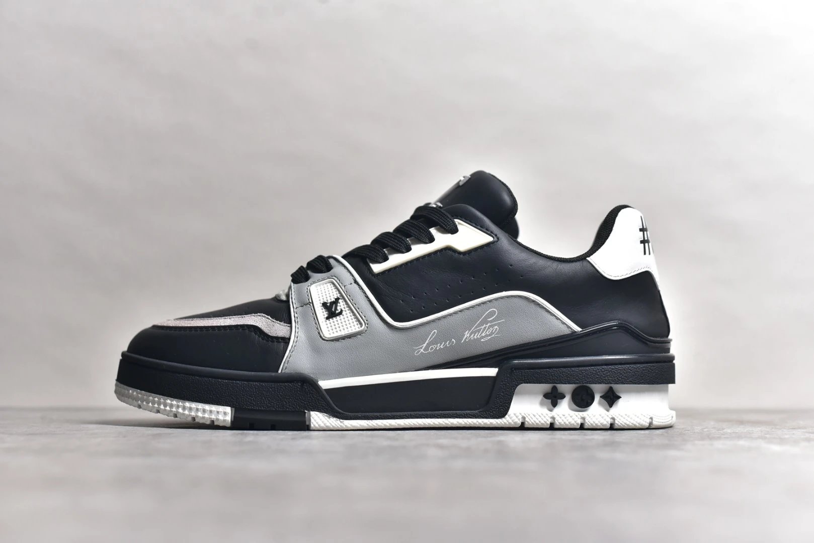 Black and gray signature 1AAHS2