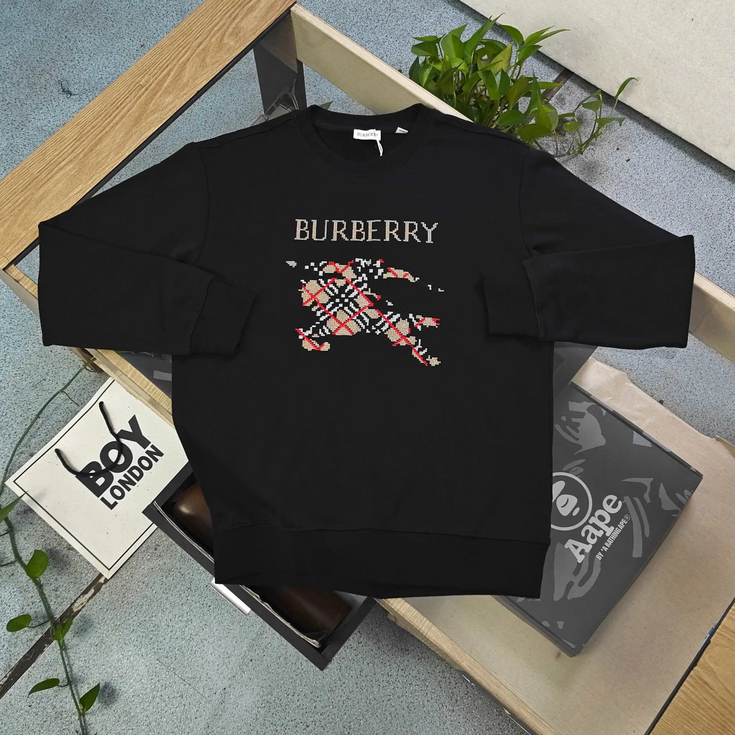 Burberry Hooded sweatshirts with logo patch or embroidered equestrian motif — 10-1