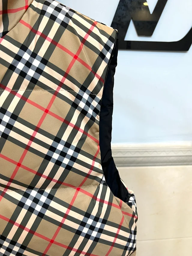 Burberry Down Jackets Hooded Puffer Jacket with Check Lining product detail image 21