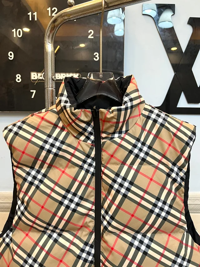 Burberry Down Jackets Hooded Puffer Jacket with Check Lining product detail image 20