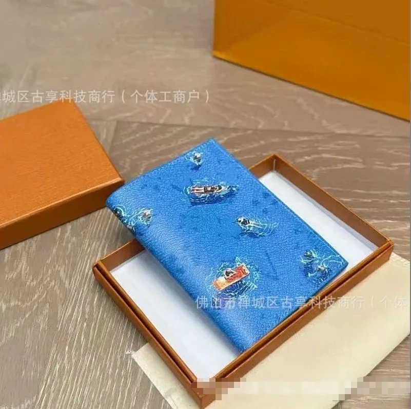 Green Leather Wallet with Embroidered Floral Pattern Compact Bifold