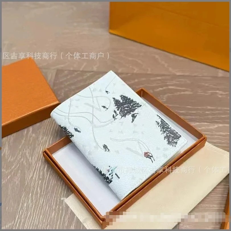 Green Leather Wallet with Embroidered Floral Pattern Compact Bifold