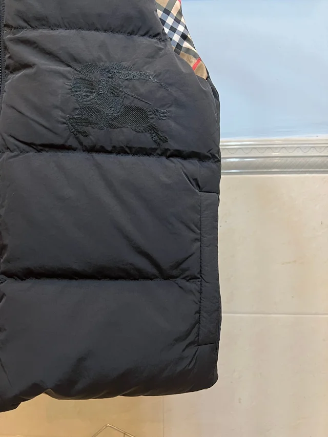 Burberry Down Jackets Hooded Puffer Jacket with Check Lining product detail image 24