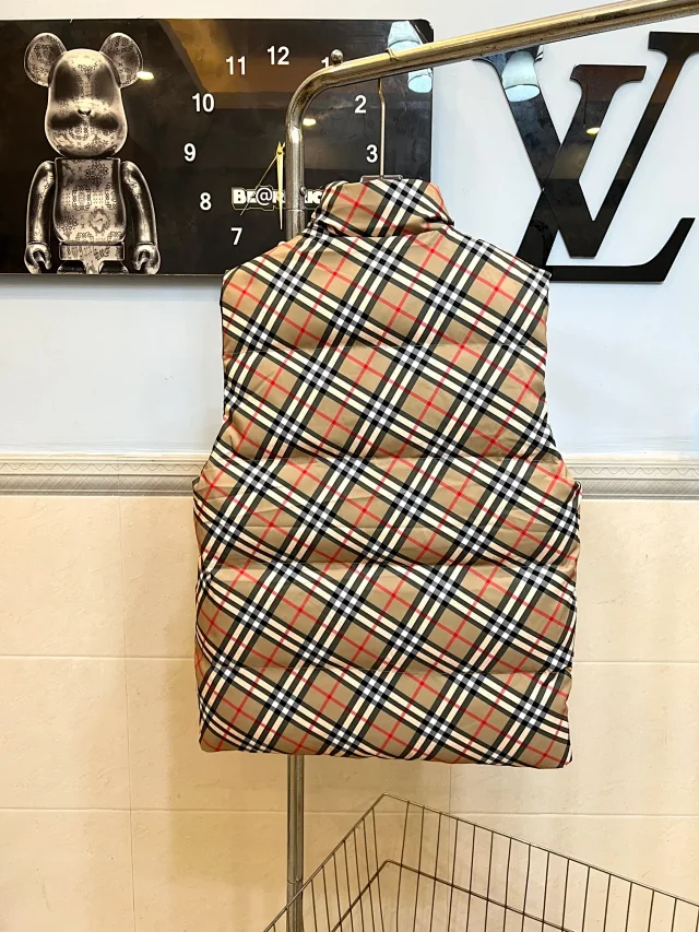 Burberry Down Jackets Hooded Puffer Jacket with Check Lining product detail image 17