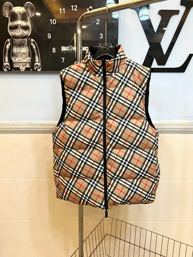 Burberry Down Jackets Hooded Puffer Jacket with Check Lining product detail image 16