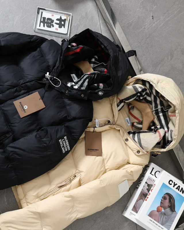 Burberry Down Jackets Hooded Puffer Jacket with Check Lining product detail image 9