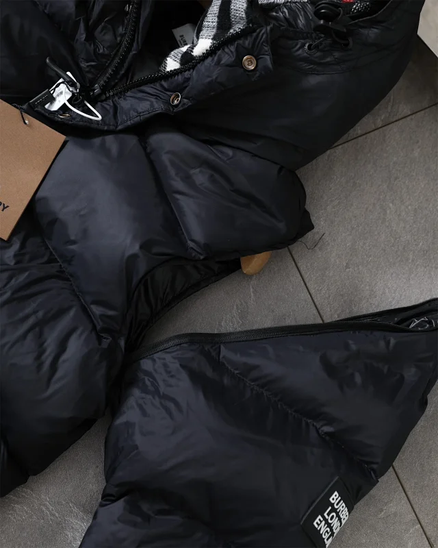 Burberry Down Jackets Hooded Puffer Jacket with Check Lining product detail image 12