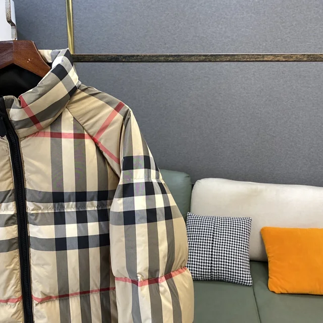 Burberry Down Jackets Hooded Puffer Jacket with Check Lining product detail image 31