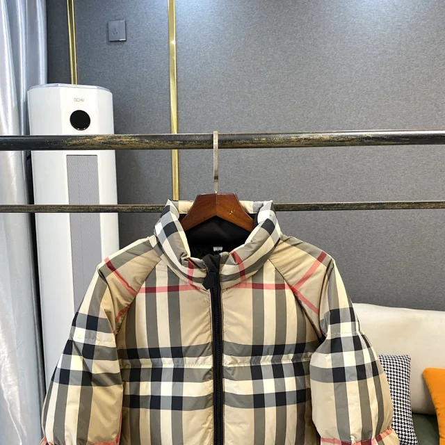 Burberry Down Jackets Hooded Puffer Jacket with Check Lining product detail image 28